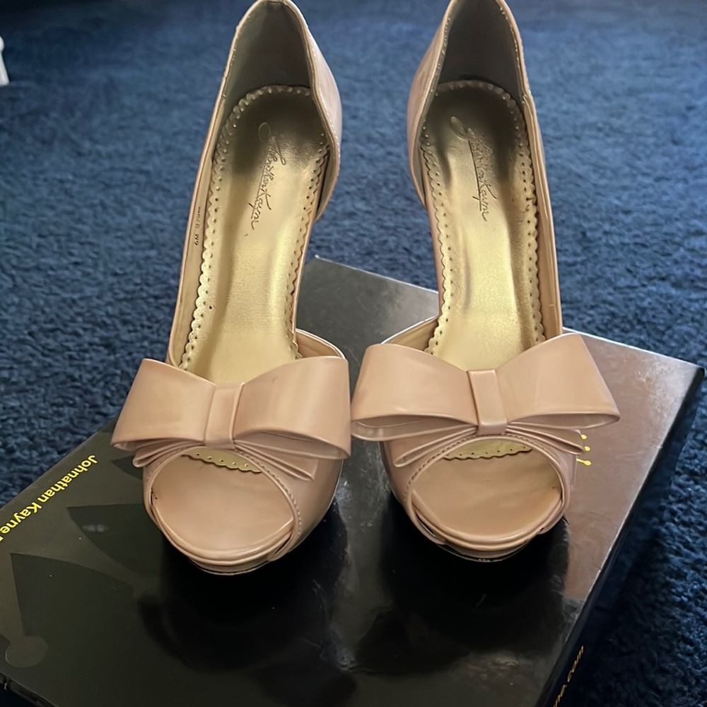Champagne Jonathan Kayne peep toe pumps worn 4 times great condition